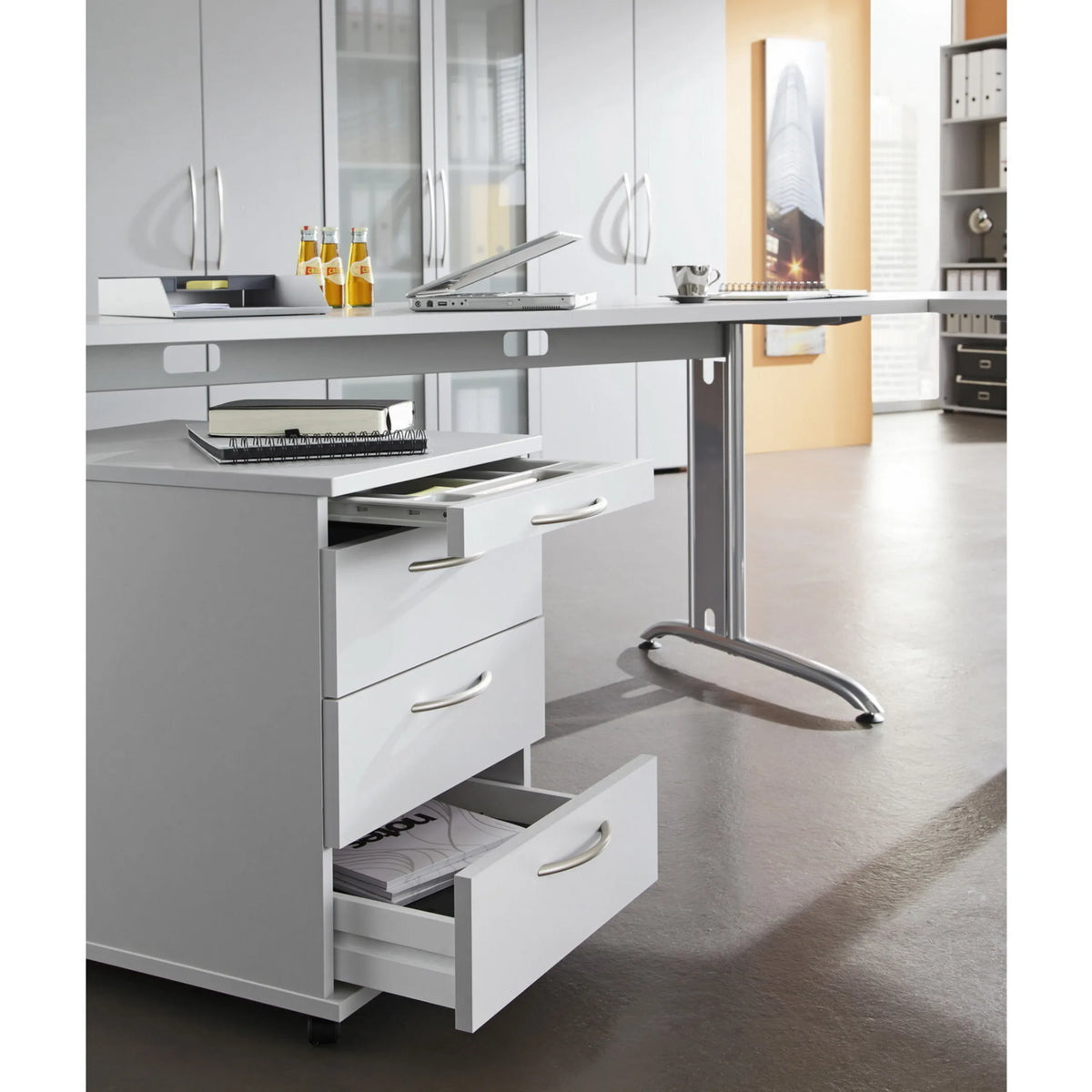 Rollcontainer der Serie BELA 16 S mit drei ausgezogenen Schubladen von hjh OFFICE PRO