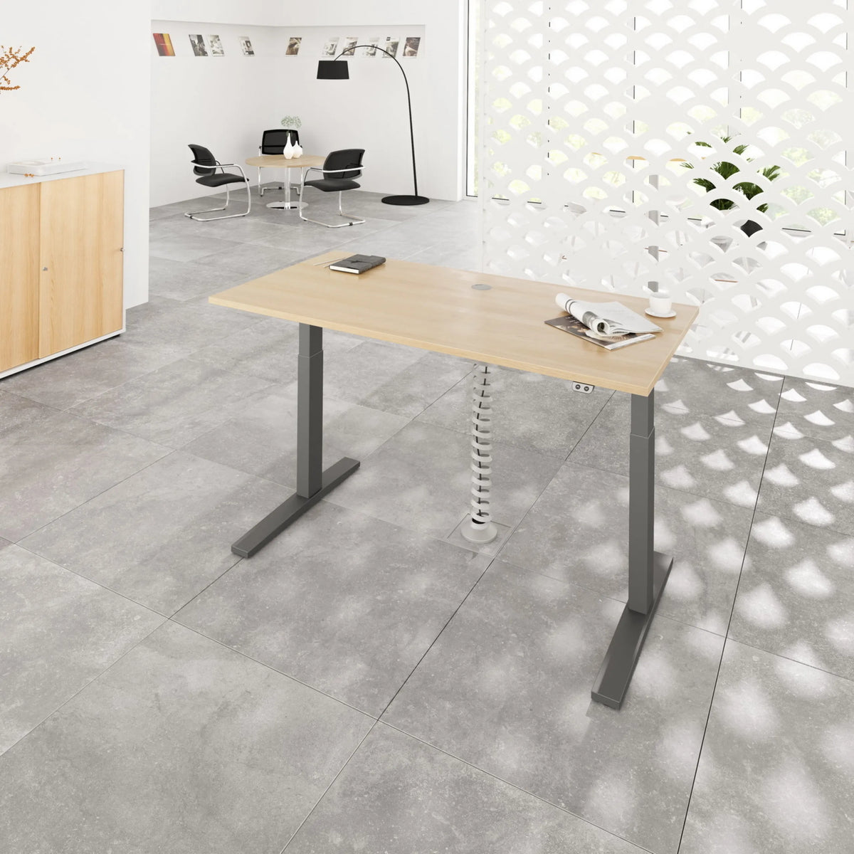 Elektrisch höhenverstellbarer Schreibtisch XMKA 19 G in Asteiche mit grauen Beinen von hjh OFFICE PRO