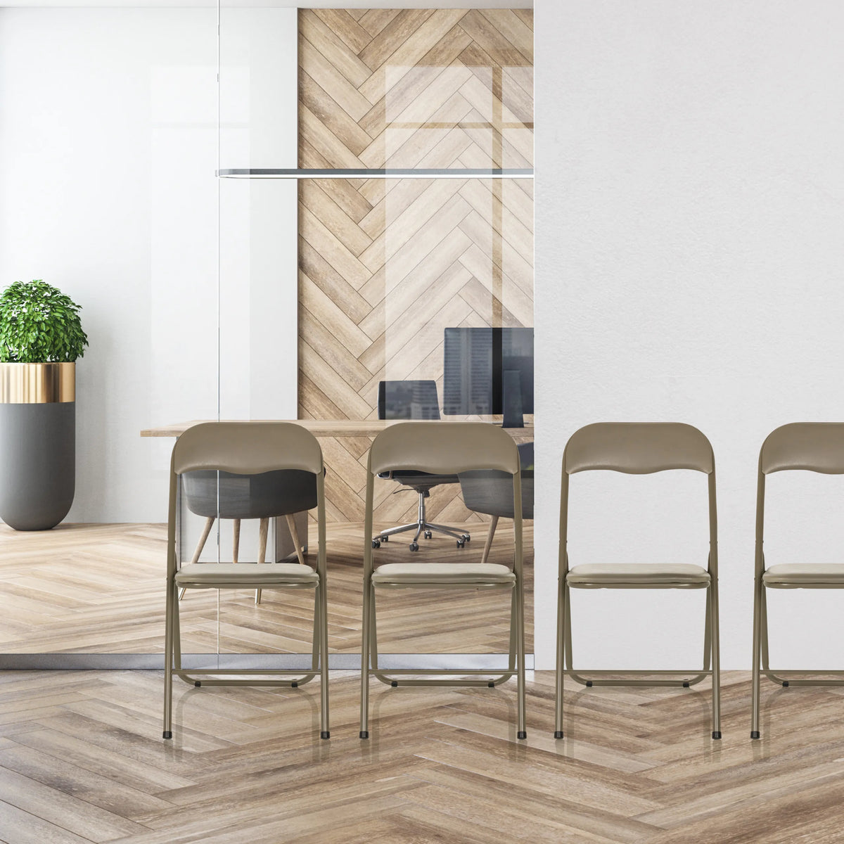 Vier taupefarbene Klappstühle TUDELA BASIC aus PVC in einer Reihe stehend von hjh OFFICE