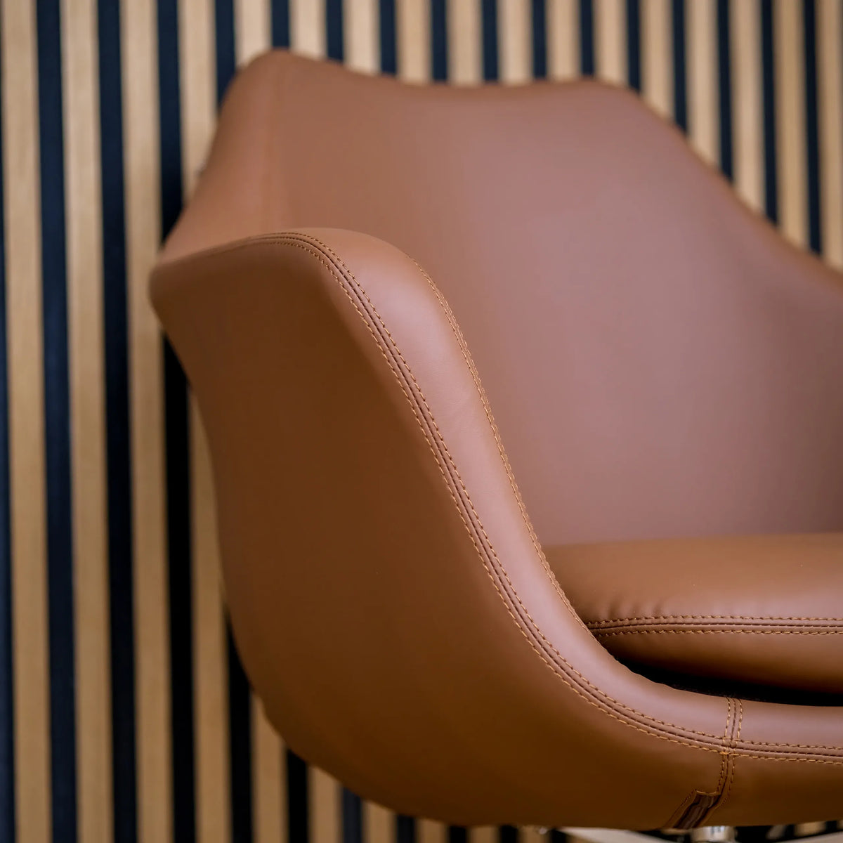 Braune Polsterung und Armlehne des Loungesessels ARTEMIA von hjh OFFICE