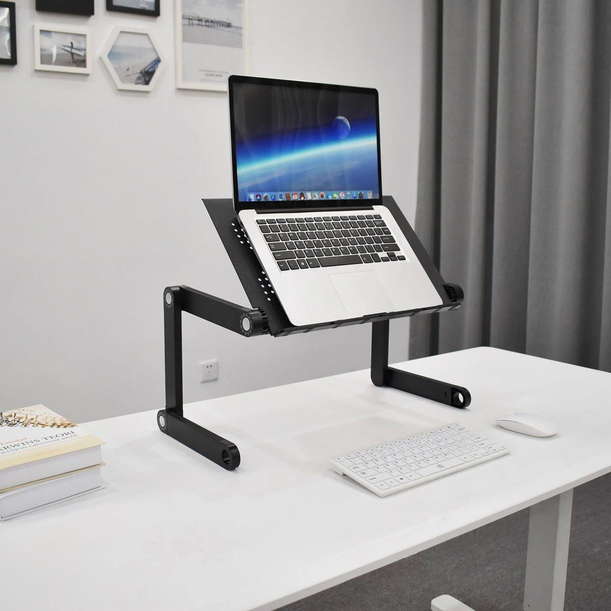 Schreibtischaufsatz VM-SA II in Schwarz mit einem Laptop auf einem weißen Schreibtisch von hjh OFFICE