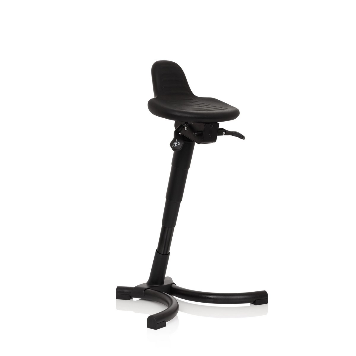 Schwarze Stehhilfe TOP WORK 34 mit Sitzfläche, Rückenlehne und vierfußigem Standfuß von hjh OFFICE – 360-Grad-Ansicht (schräge Frontansicht 40°)