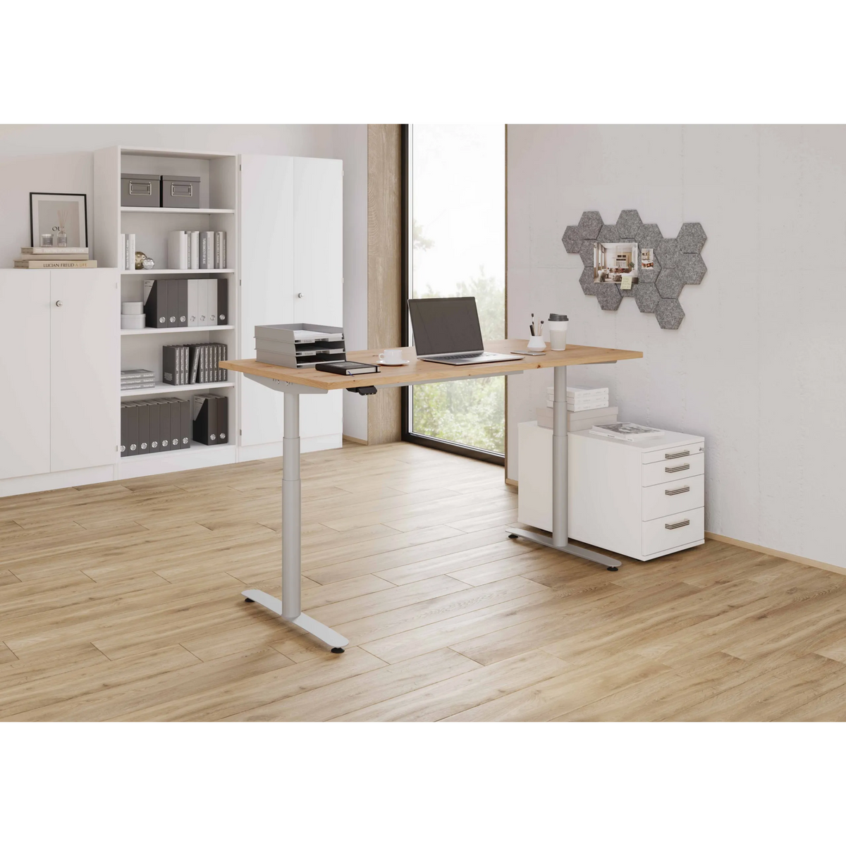 Elektrisch höhenverstellbarer Schreibtisch XDLR 12 S in Asteiche mit silbernem Gestell von hjh OFFICE PRO