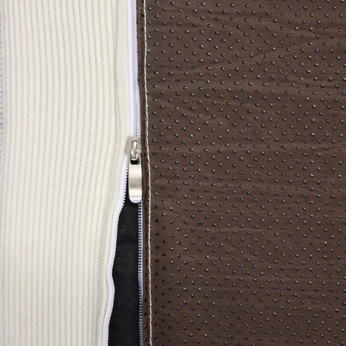 Reißverschluss der beigen Stoffbespannung des Loungesessels Sitzolo 2 von hjh LIVING