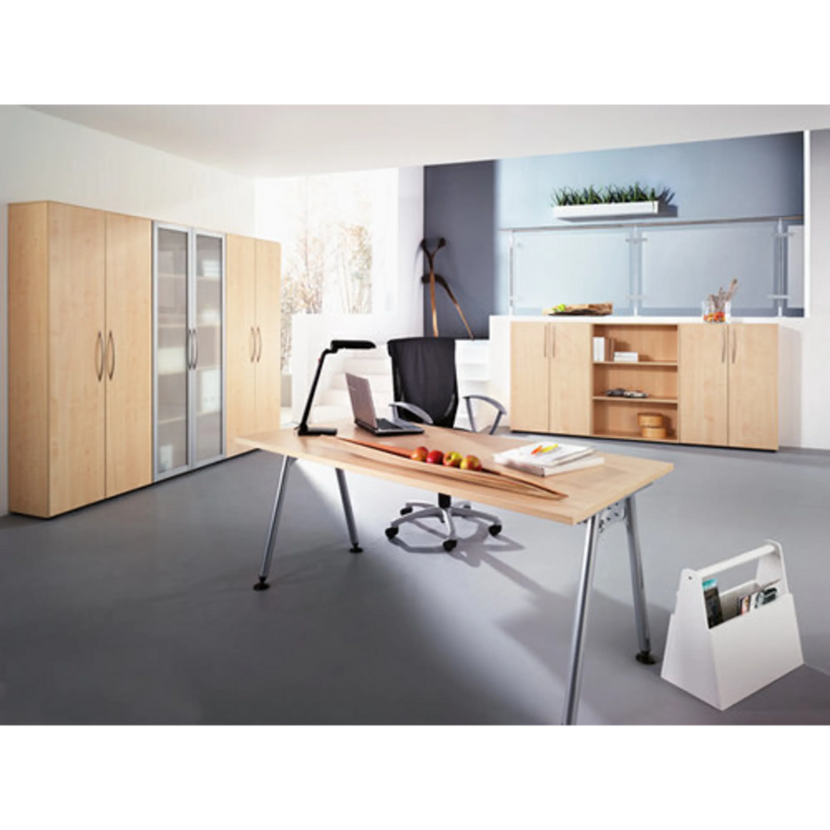 Modernes Büroensemble BETA 4980 mit Schreibtisch, Bürostuhl und Schränken in Grau und Holzoptik von hjh OFFICE PRO