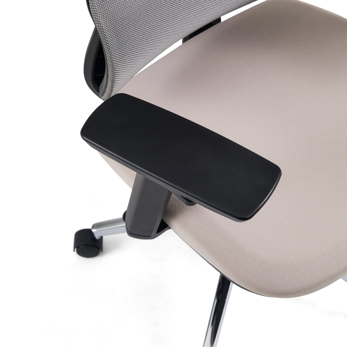 Schwarze Armlehne des Profi-Bürostuhls Ergomy Pro in Grau-Beige von hjh OFFICE
