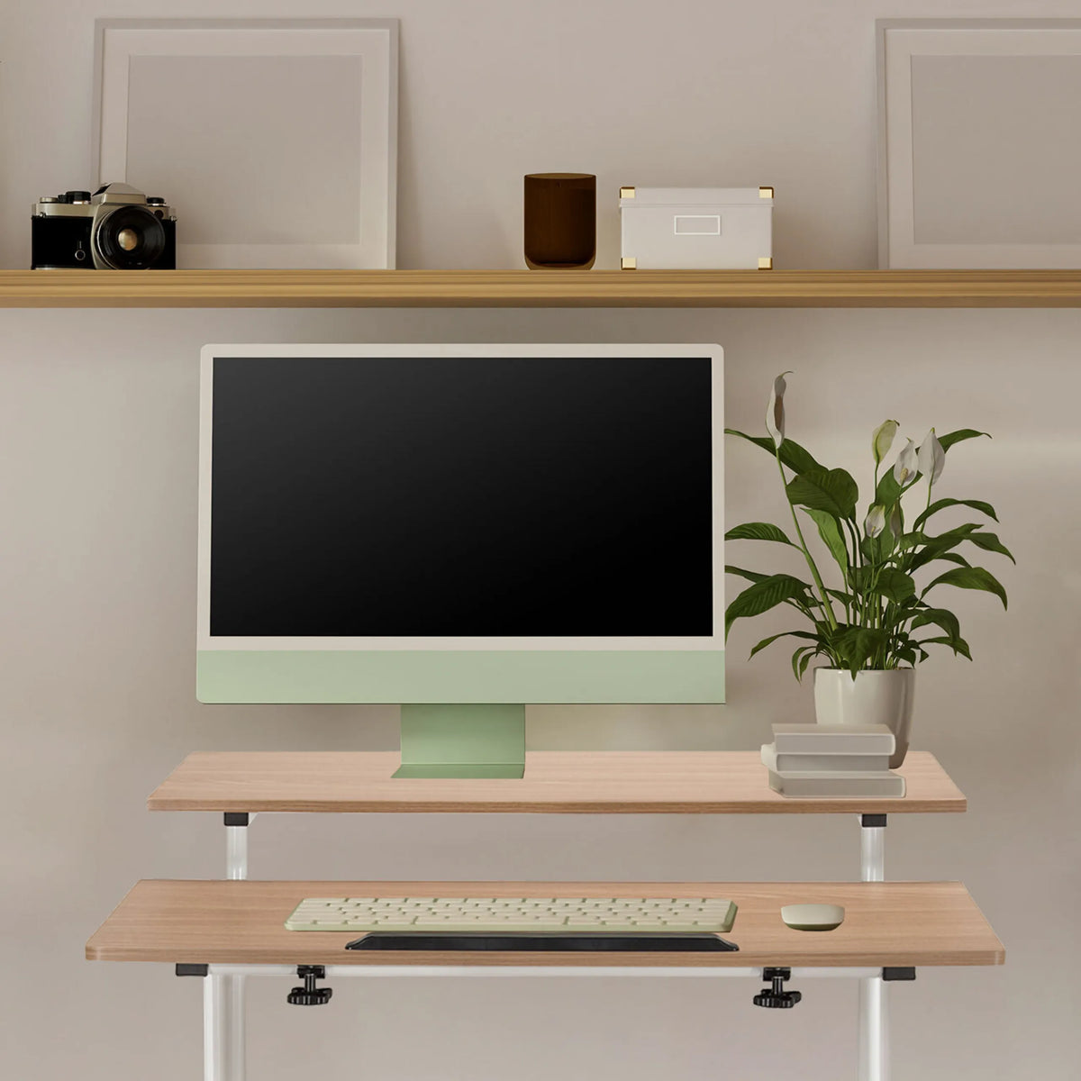 Stehschreibtisch WORKSTATION I in Weiß und Eiche mit zwei Ebenen, Tastatur und Monitor von hjh OFFICE