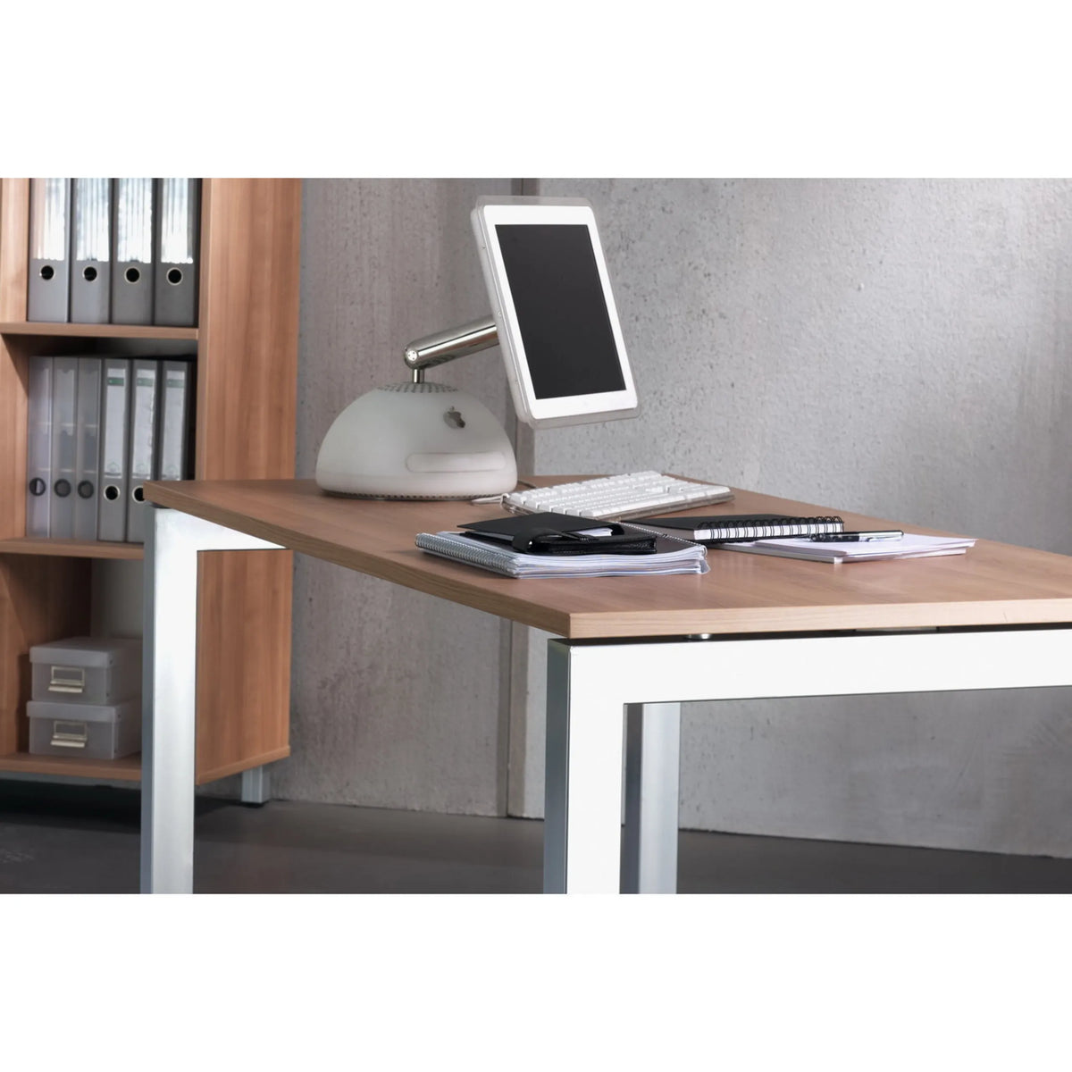 Schreibtisch JAVA 12 S aus Asteiche mit weißem Gestell von hjh OFFICE PRO