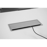 Silberne Kabelklappe des Zubehörs ELKL 30 mit herausgeführtem Kabel auf einer weißen Tischplatte von hjh OFFICE PRO