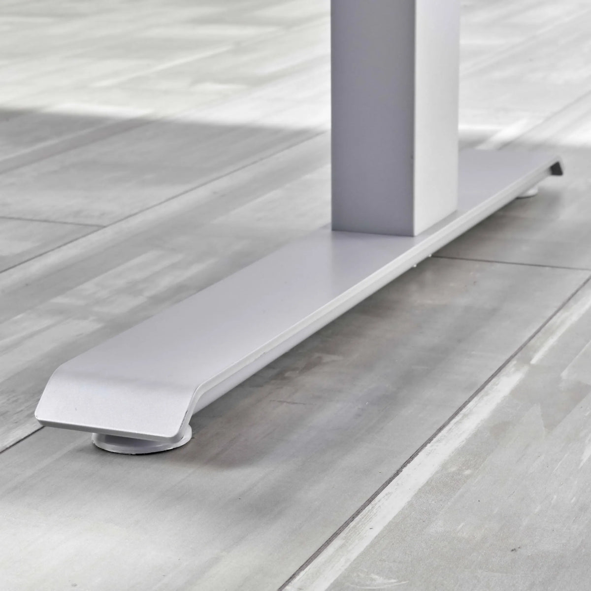 Flacher Fuß mit Stellfuß des elektrisch höhenverstellbaren Schreibtischs XDKB 16 G von hjh OFFICE PRO