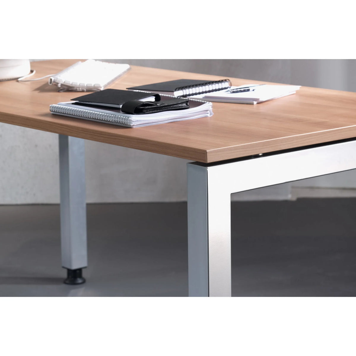 Tischplatte in Asteiche mit silberfarbenem Metallgestell des Schreibtischs JAVA 82 S von hjh OFFICE PRO