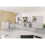 Graue Schränke BETA 9 mit Türen und offenen Regalfächern in einem hellen Büro von hjh OFFICE PRO