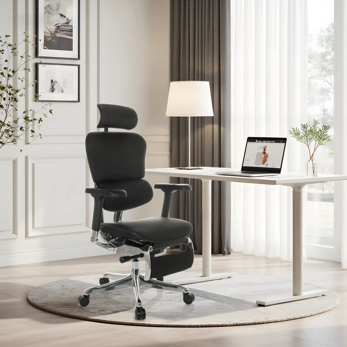 Luxus-Chefsessel ERGOHUMAN PLUS LEGPRO GEN2 aus schwarzem Leder mit Kopfstütze an einem weißen Schreibtisch von hjh OFFICE