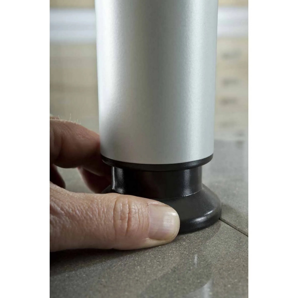 Verstellbarer Fuß des Schreibtisches HILO 82 S der Serie HILO von hjh OFFICE PRO