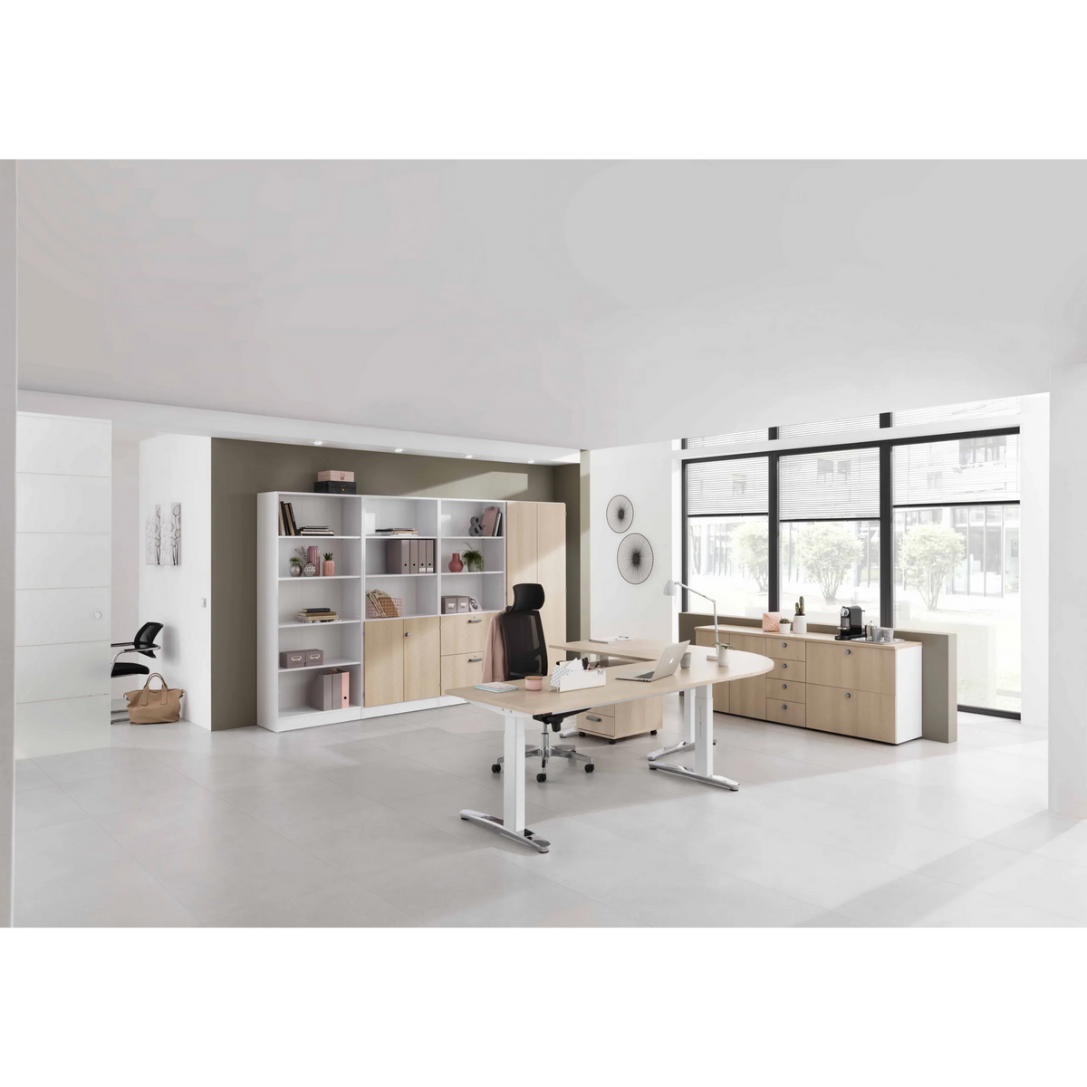 Höhenverstellbarer Schreibtisch XTRA XB 19 WC in Asteiche mit weißem Untergestell im hellen Büro von hjh OFFICE PRO