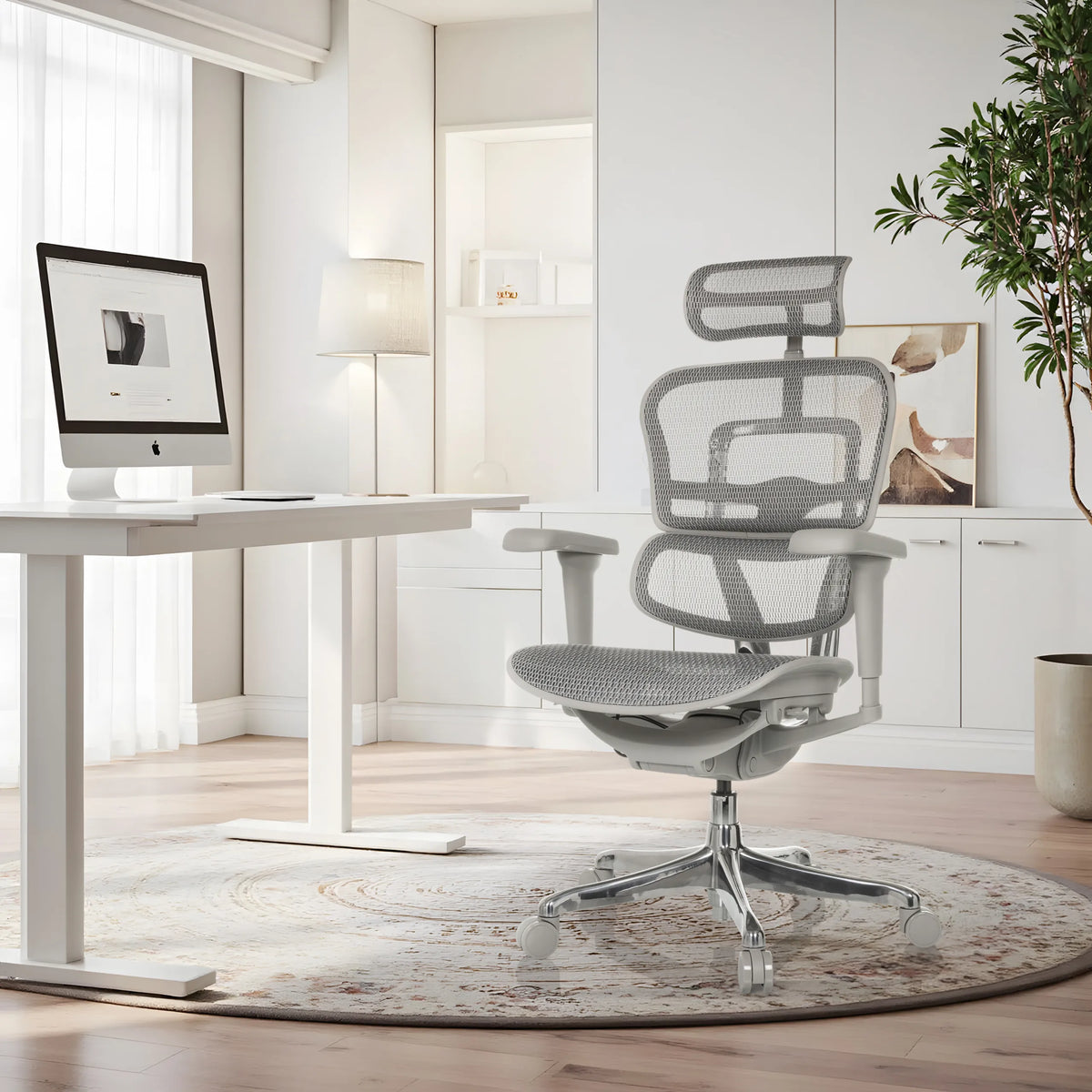Grauer Luxus-Chefsessel ERGOHUMAN ULTRA G GEN2 mit Netzbespannung und Kopfstütze in einem hellen Büro von hjh OFFICE