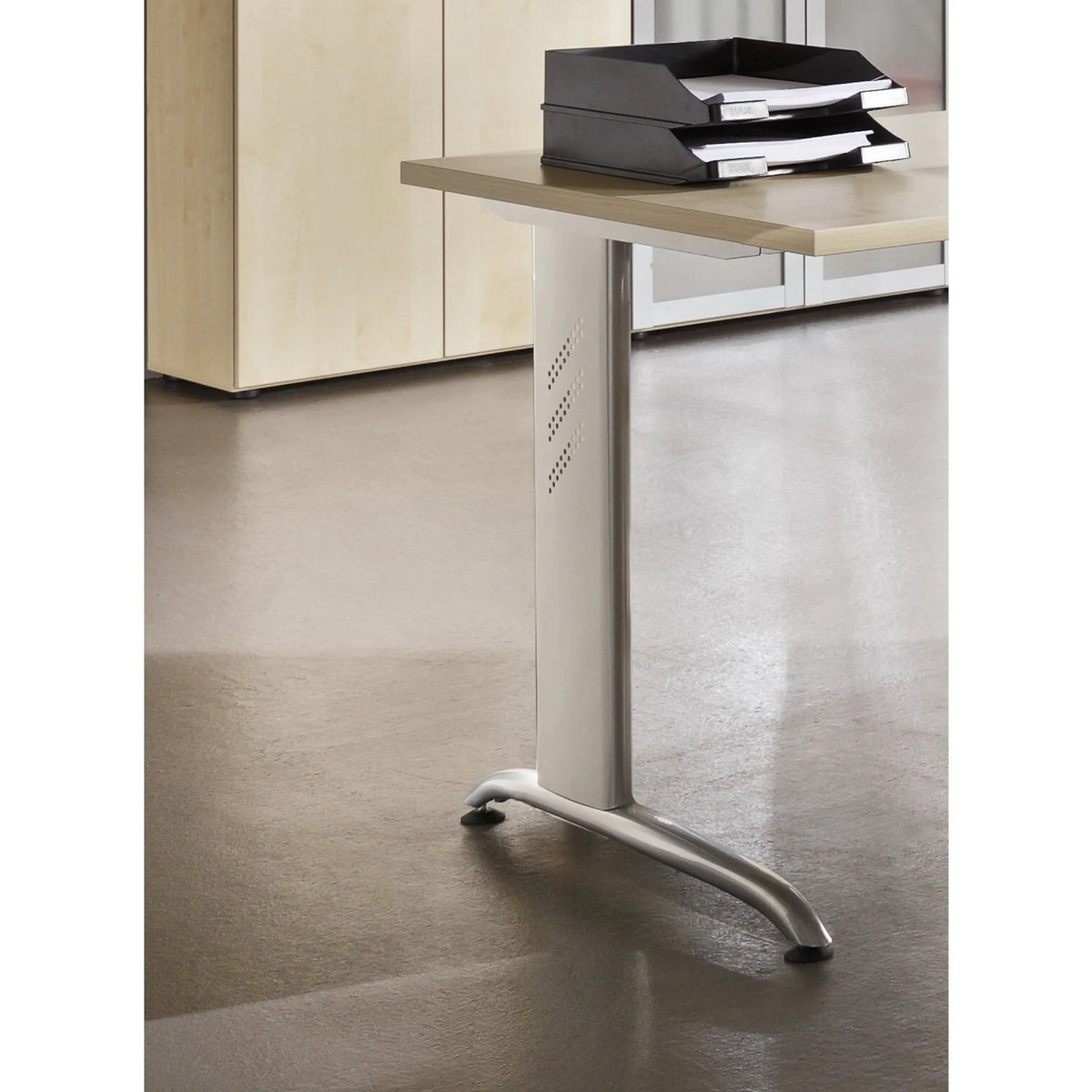 Tischfuß und Tischplatte aus Asteiche des Schreibtischs BELA 12 S von hjh OFFICE PRO
