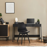 Schalenstuhl SCANDI P in Schwarz mit vier Beinen vor einem Schreibtisch von hjh OFFICE
