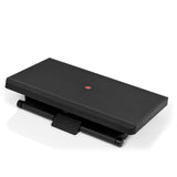 Schwarze Fußablage PIEDINO STRIPE PRO mit gerippter Oberfläche und rotem Knopf von hjh OFFICE – 360-Grad-Ansicht (schräge Frontansicht 31°)