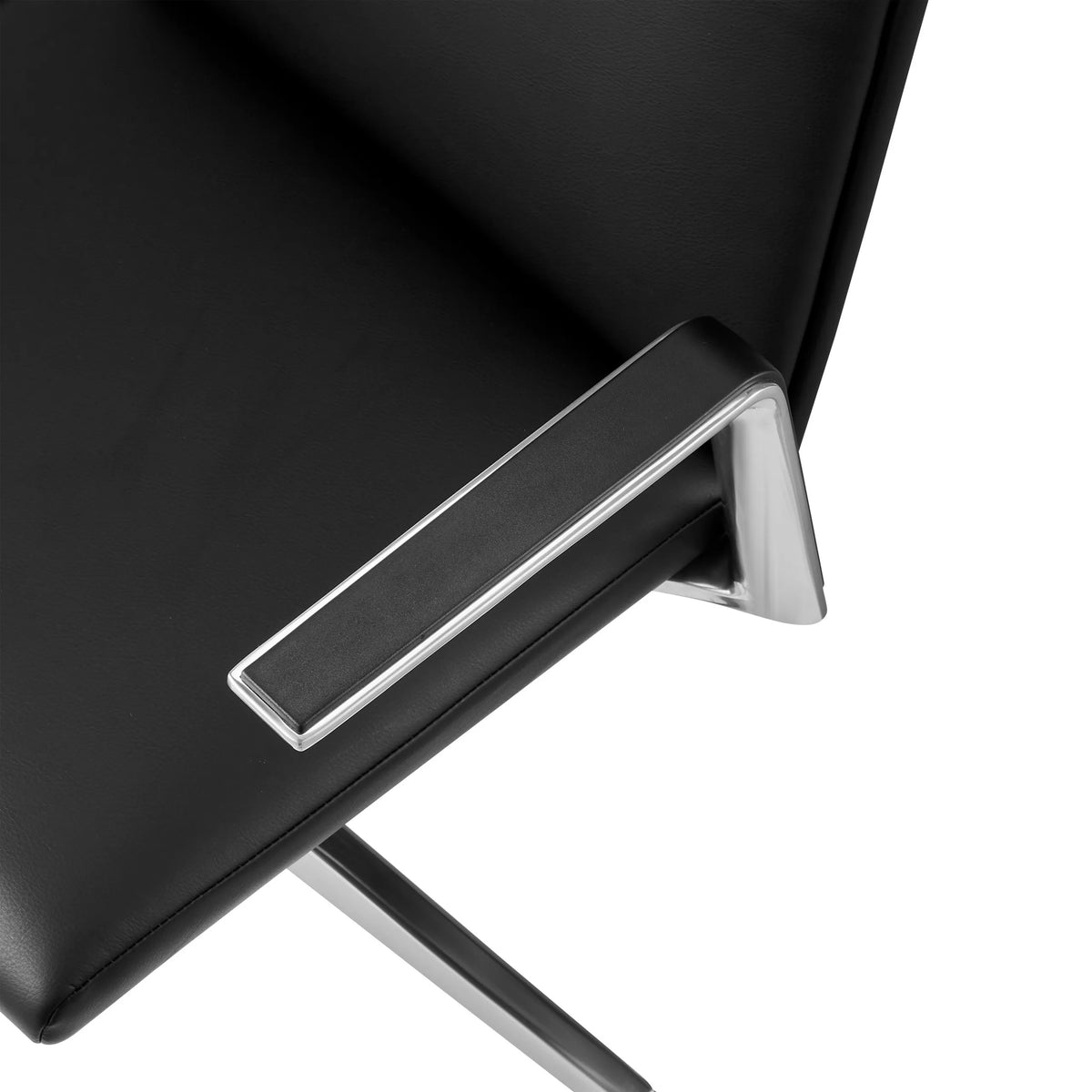 Verchromte Armlehne des Besucherstuhls AMBASSADO V mit schwarzem Polsterbezug von hjh OFFICE