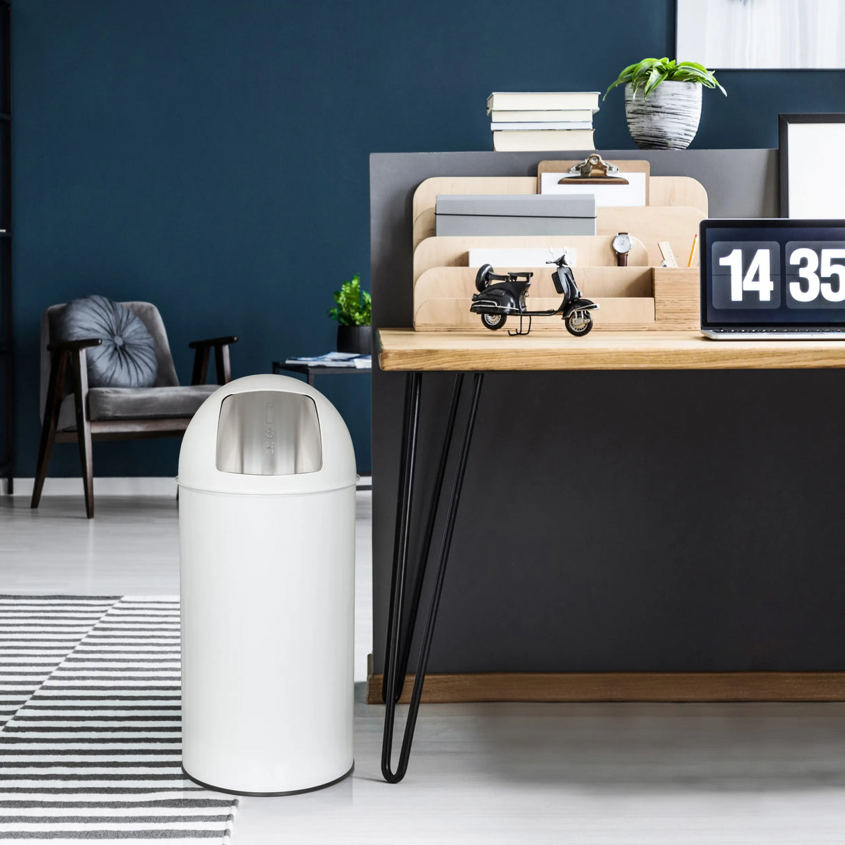 Weißer Mülleimer PUSH 50L mit einem Fassungsvermögen von 50 l von hjh OFFICE