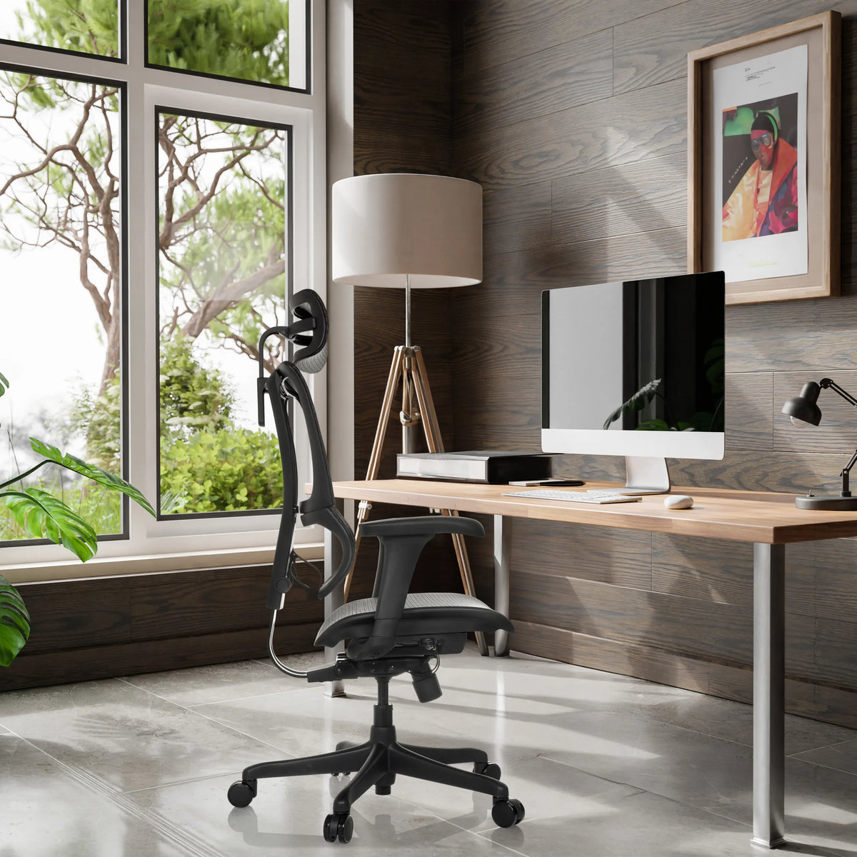 Schwarzer Luxus-Chefsessel ERGOHUMAN SLIM ECO M GEN2 mit Netzrücken an einem Schreibtisch im Homeoffice von hjh OFFICE