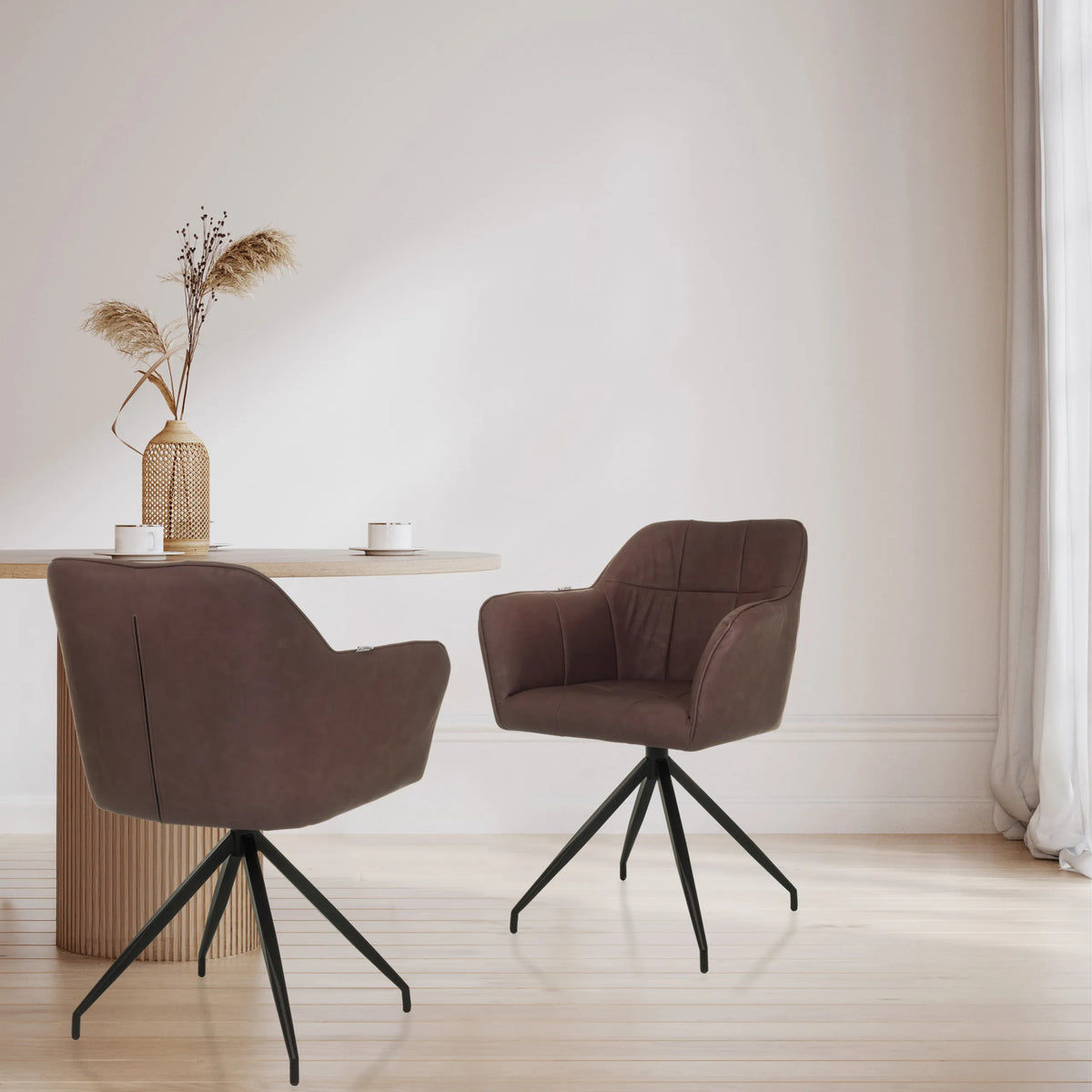 Zwei dunkelbraune Esszimmerstühle ELVERUM SPU mit schwarzem Sternfuß an einem Tisch von hjh LIVING