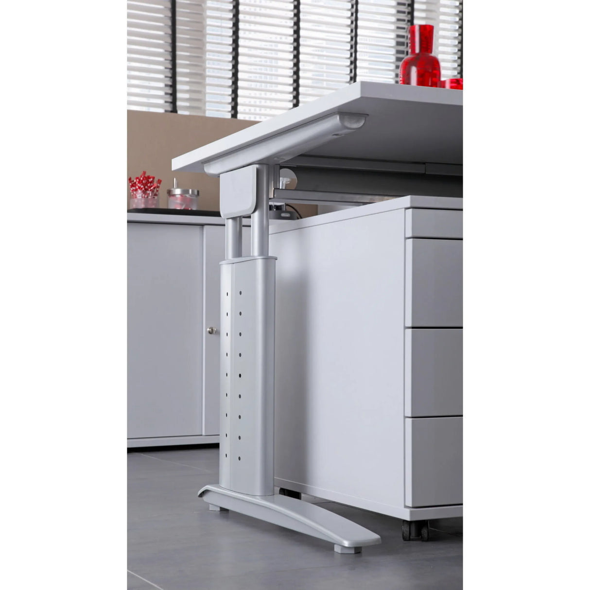 Höhenverstellbares Gestell in Silber des Schreibtischs UNDA 82 S mit einem Rollcontainer von hjh OFFICE PRO