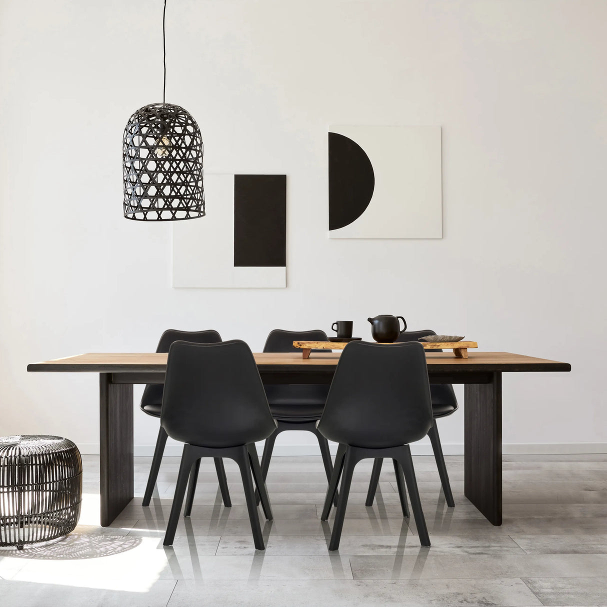 Vier schwarze Schalenstühle SCANDI P an einem Holztisch in einem modern eingerichteten Raum von hjh OFFICE