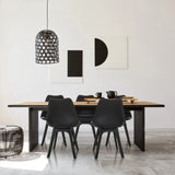Vier schwarze Schalenstühle SCANDI P an einem Holztisch in einem modern eingerichteten Raum von hjh OFFICE