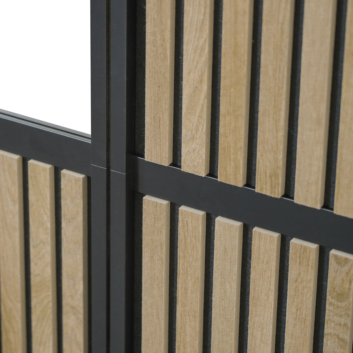 Holzlamellen mit schwarzem Metallrahmen der Trennwand FLEXMIUT MODUL von hjh OFFICE