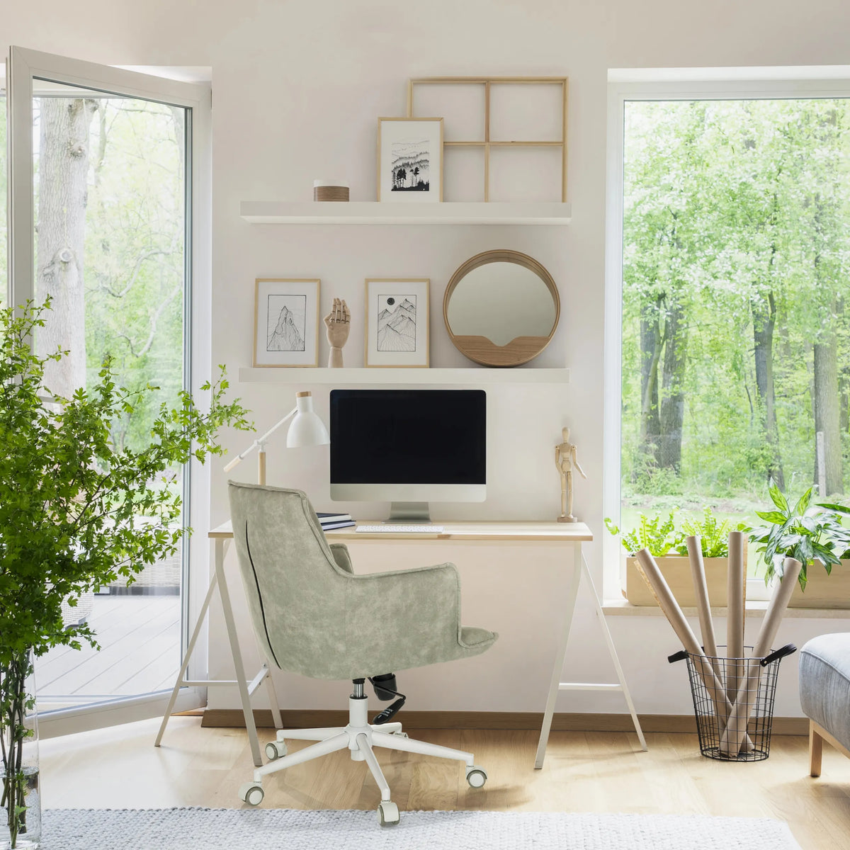 Grauer Home-Office-Bürostuhl SOLAO LIFE W mit Rollen in einer hellen Arbeitszimmerumgebung von hjh LIVING