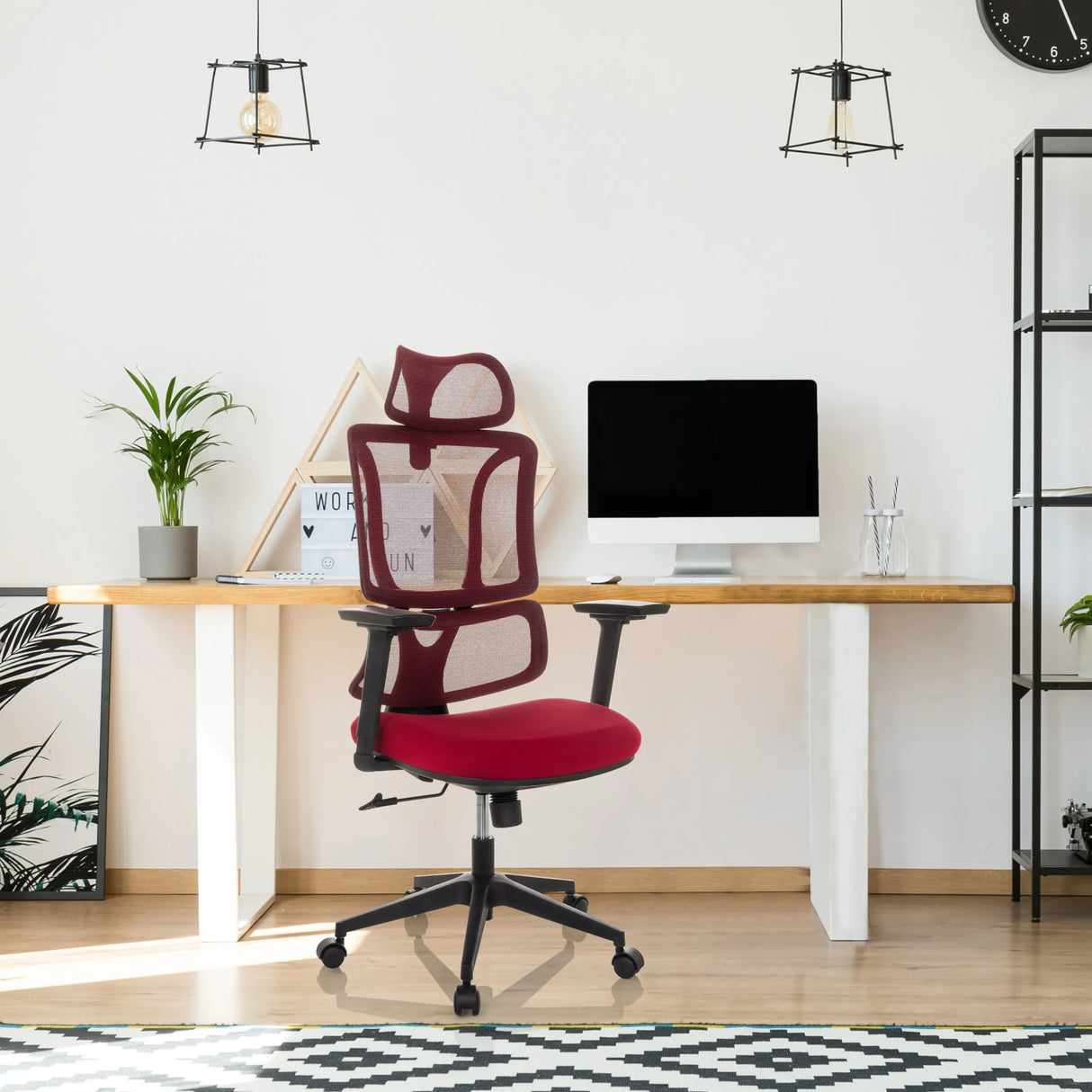 Roter Home-Office-Bürostuhl ERGOMY mit Netzrückenlehne und schwarzem Rahmen von MyBuero