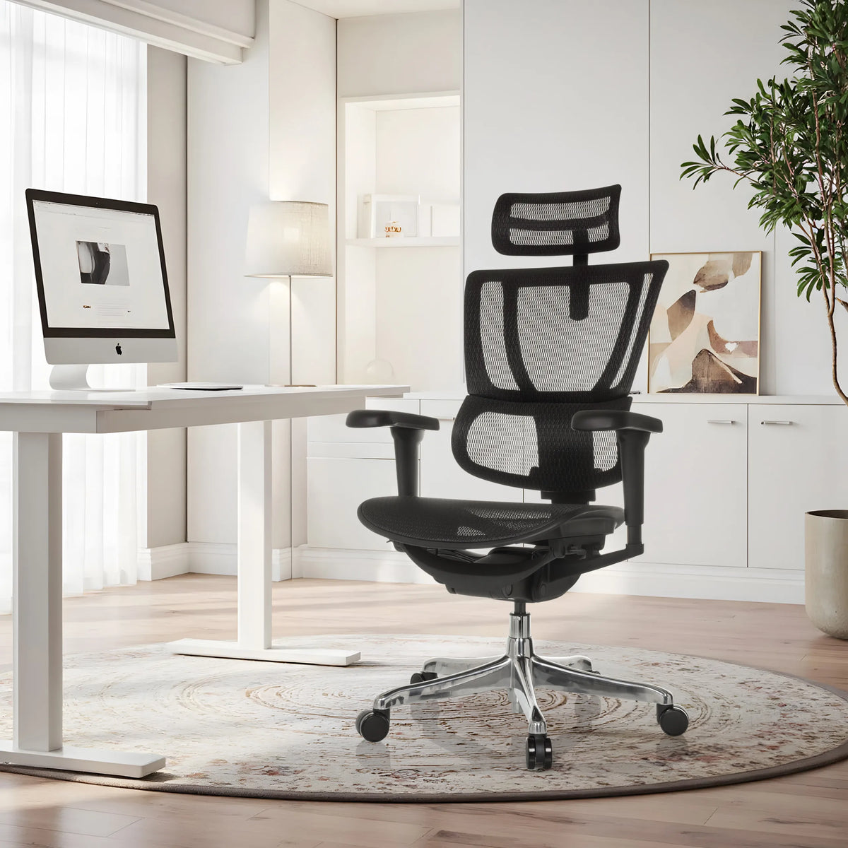 Schwarzer Luxus-Chefsessel ERGOHUMAN SLIM ULTRA GEN2 mit Netzrücken und Kopfstütze im hellen Homeoffice von hjh OFFICE