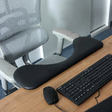 Schwarze Armstütze RELEX RT2 auf einem Schreibtisch neben einer Tastatur und einer Computermaus von hjh OFFICE