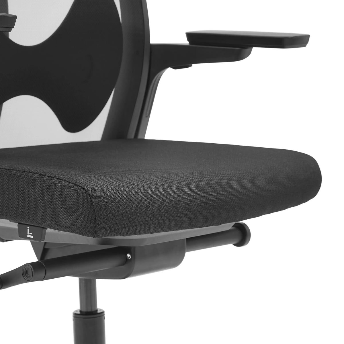 Schwarze Sitzfläche und Armlehne des Profi-Bürostuhls ARCEO B von hjh OFFICE
