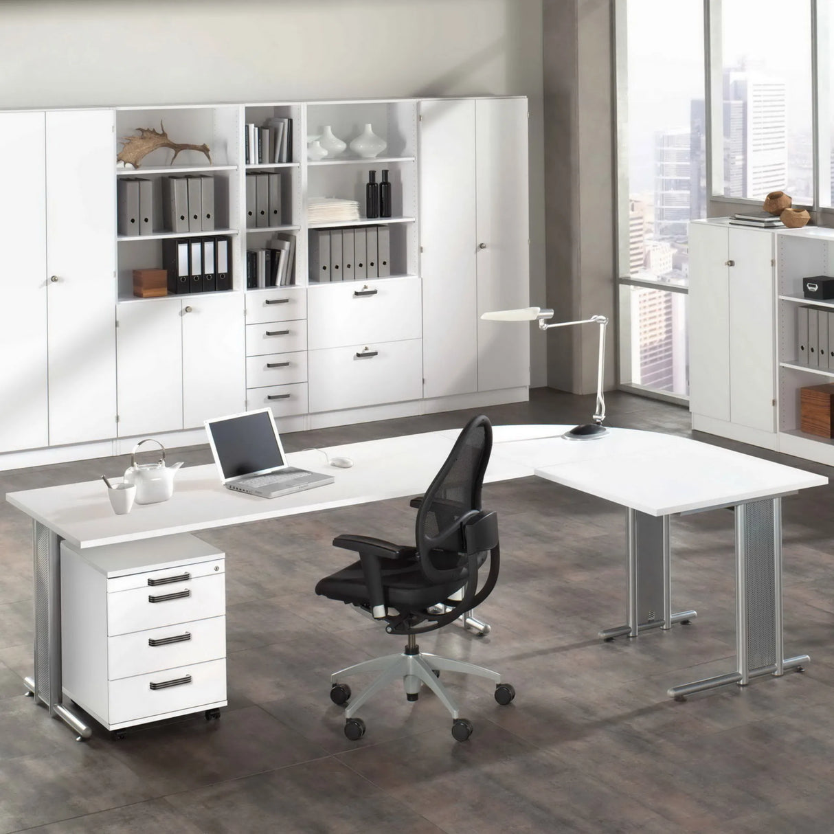 L-förmiger Schreibtisch NANO 82 S in Ahorn und Silber mit Rollcontainer und Bürostuhl von hjh OFFICE PRO