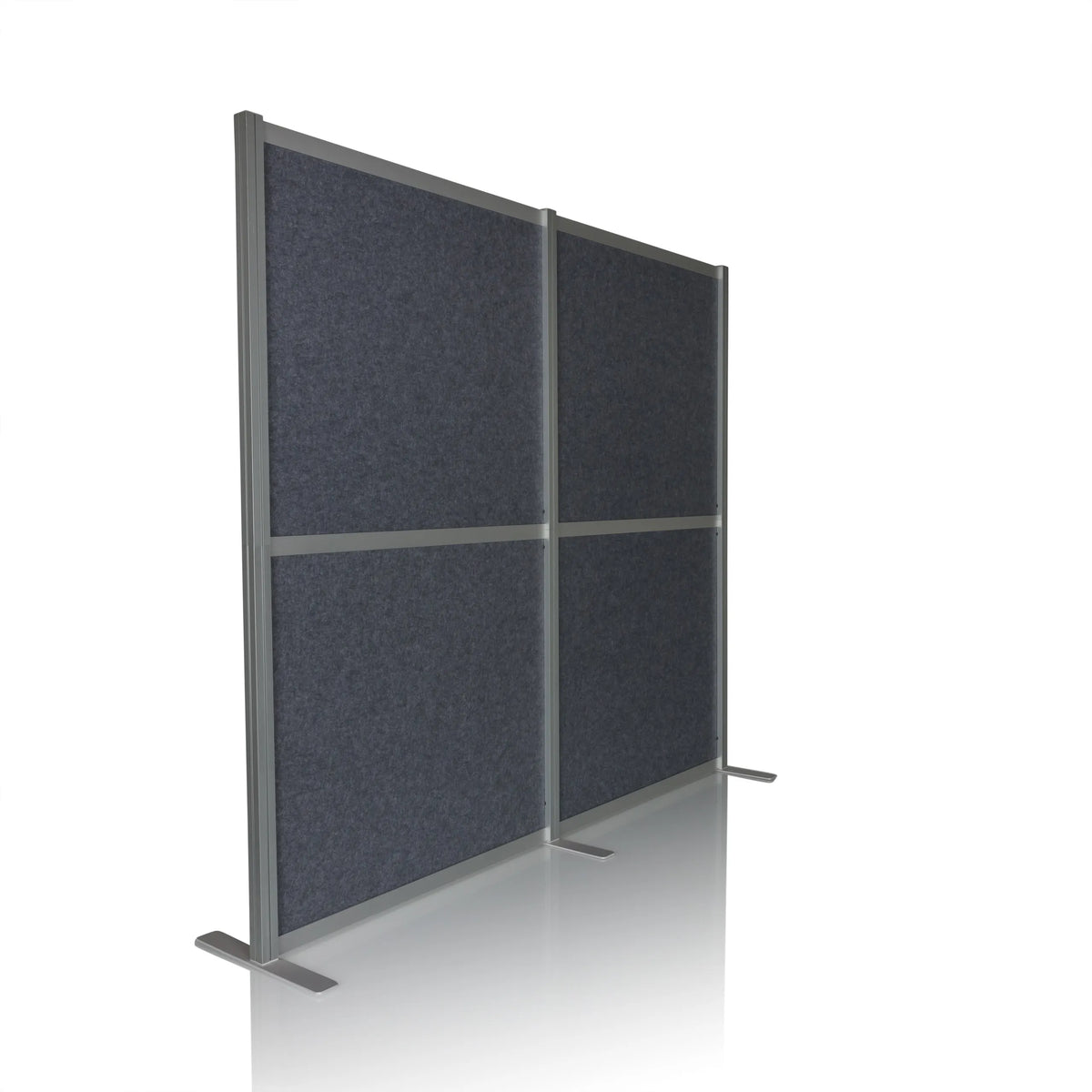 Graue Trennwand FLEXMIUT MODUL mit Aluminiumrahmen und Standfüßen von hjh OFFICE – 360-Grad-Ansicht (schräge Frontansicht 45°)