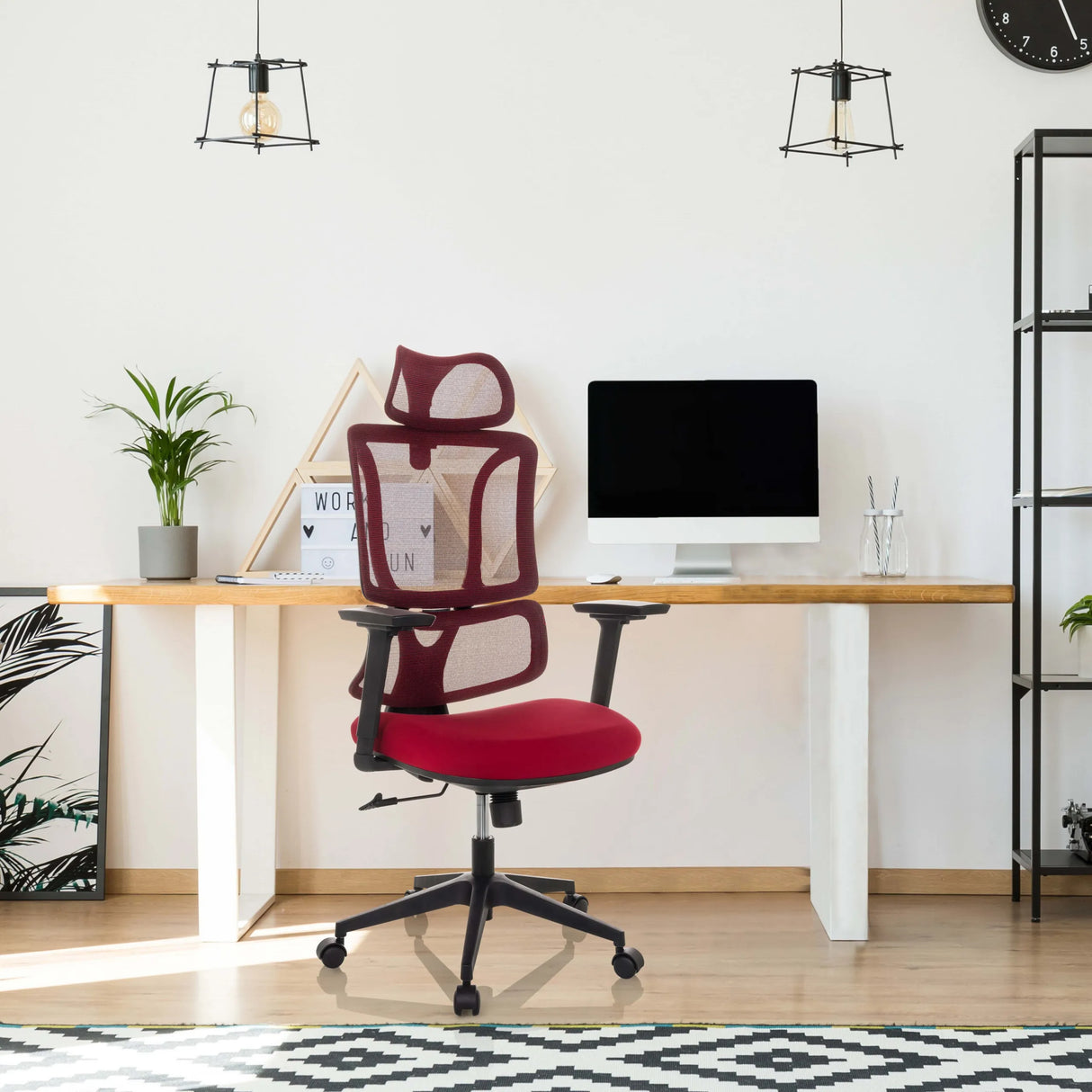 Roter Homeoffice-Bürostuhl ERGOMY mit Netzrückenlehne und schwarzem Gestell vor einem Schreibtisch von MyBuero