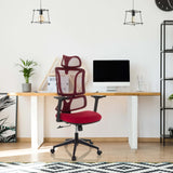 Roter Homeoffice-Bürostuhl ERGOMY mit Netzrückenlehne und schwarzem Gestell vor einem Schreibtisch von MyBuero