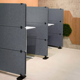 Graue Trennwände FLEXMIUT EXTEND mit schwarzen Halterungen und Stellfüßen von hjh OFFICE