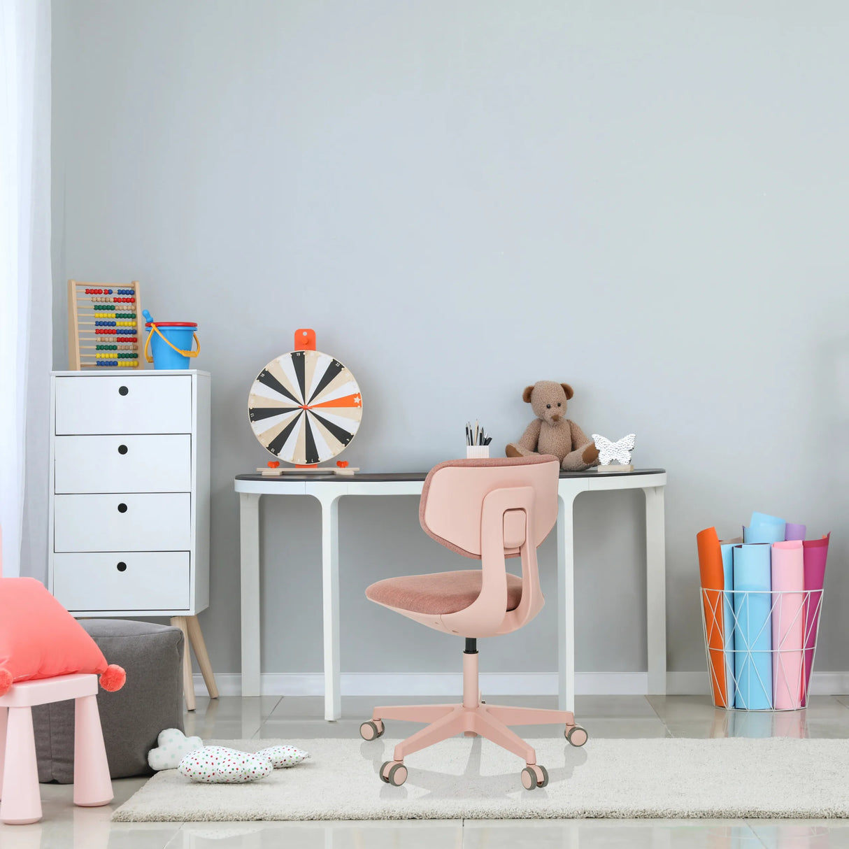 Rosa Kinderdrehstuhl KID COLORE mit Rollen an einem weißen Schreibtisch von hjh OFFICE