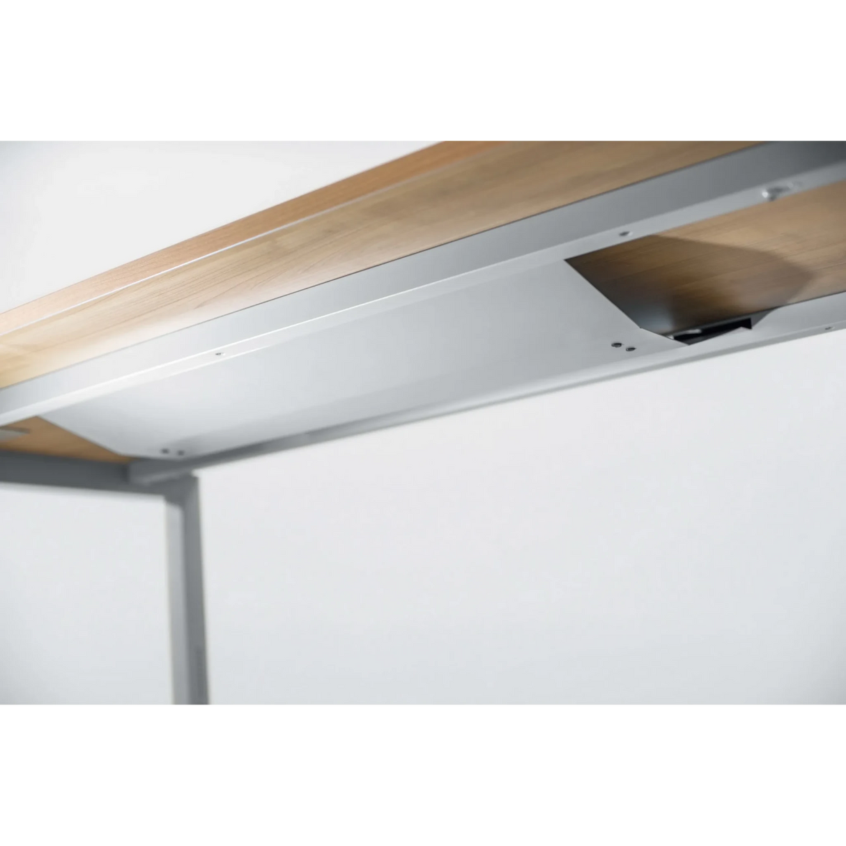 Horizontaler Kabelkanal RKW S in silberner Farbe unter einer Holzplatte von hjh OFFICE PRO