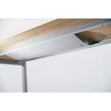Horizontaler Kabelkanal RKW S in silberner Farbe unter einer Holzplatte von hjh OFFICE PRO