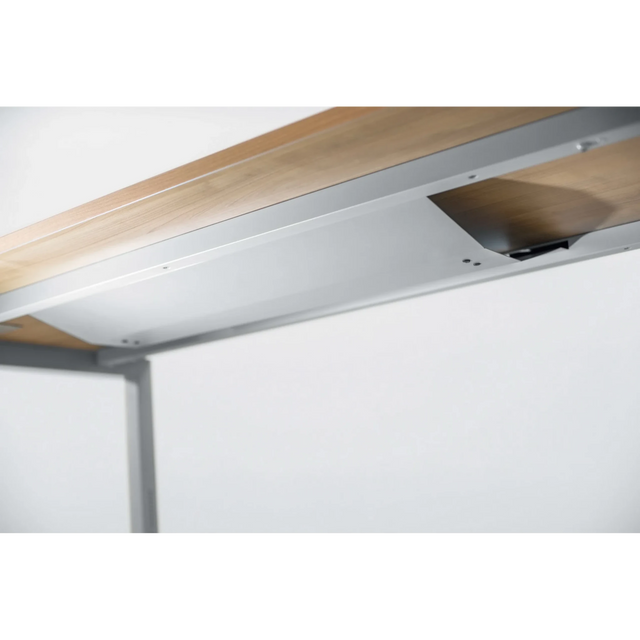 Horizontaler Kabelkanal RKW S in silberner Farbe unter einer Holzplatte von hjh OFFICE PRO