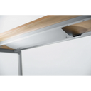 Horizontaler Kabelkanal RKW S in silberner Farbe unter einer Holzplatte von hjh OFFICE PRO
